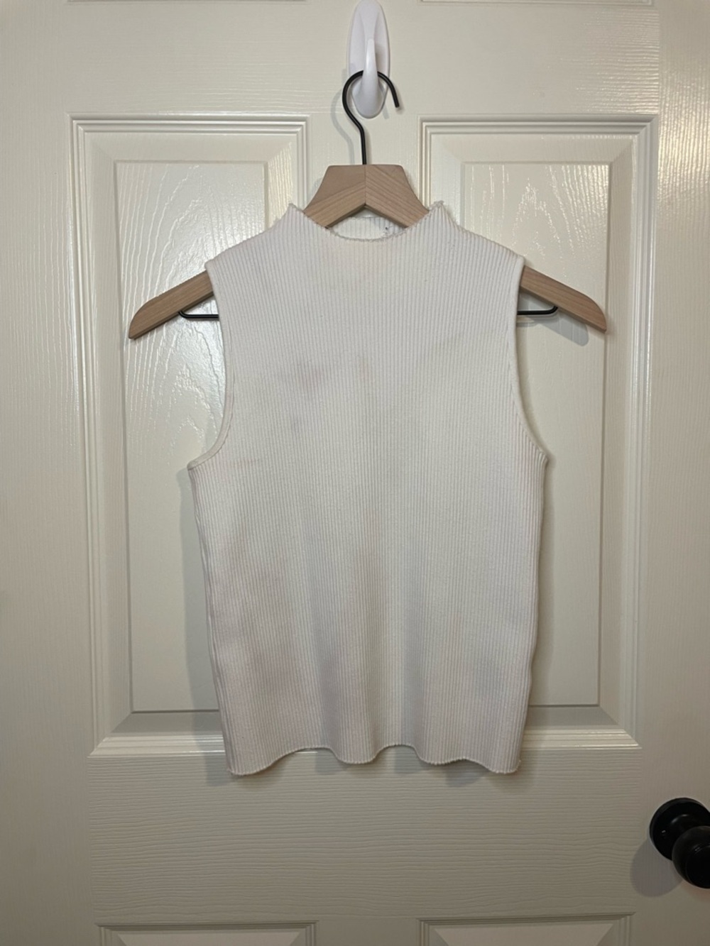 Vince Ribbed Seamless Mock Neck Sleevless Top in White Size Medium